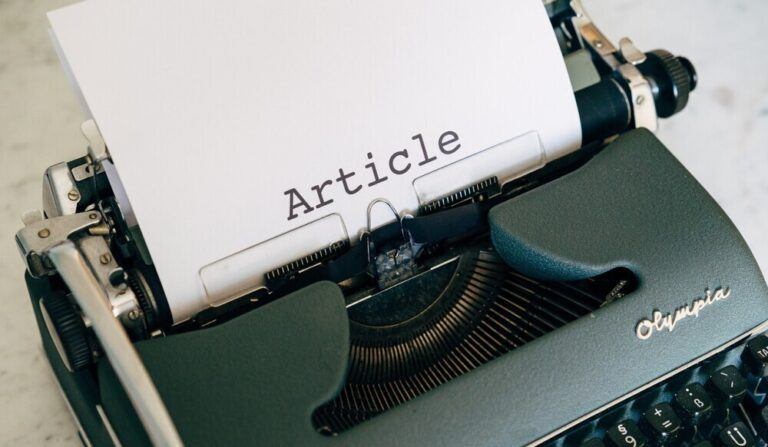 typewriter with the text "article" on the page