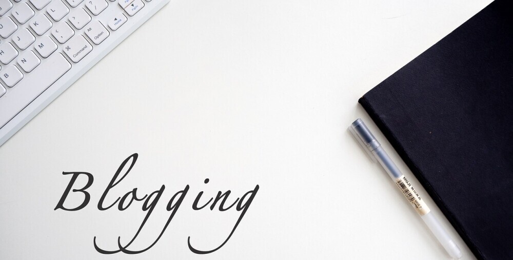 text that reads blogging